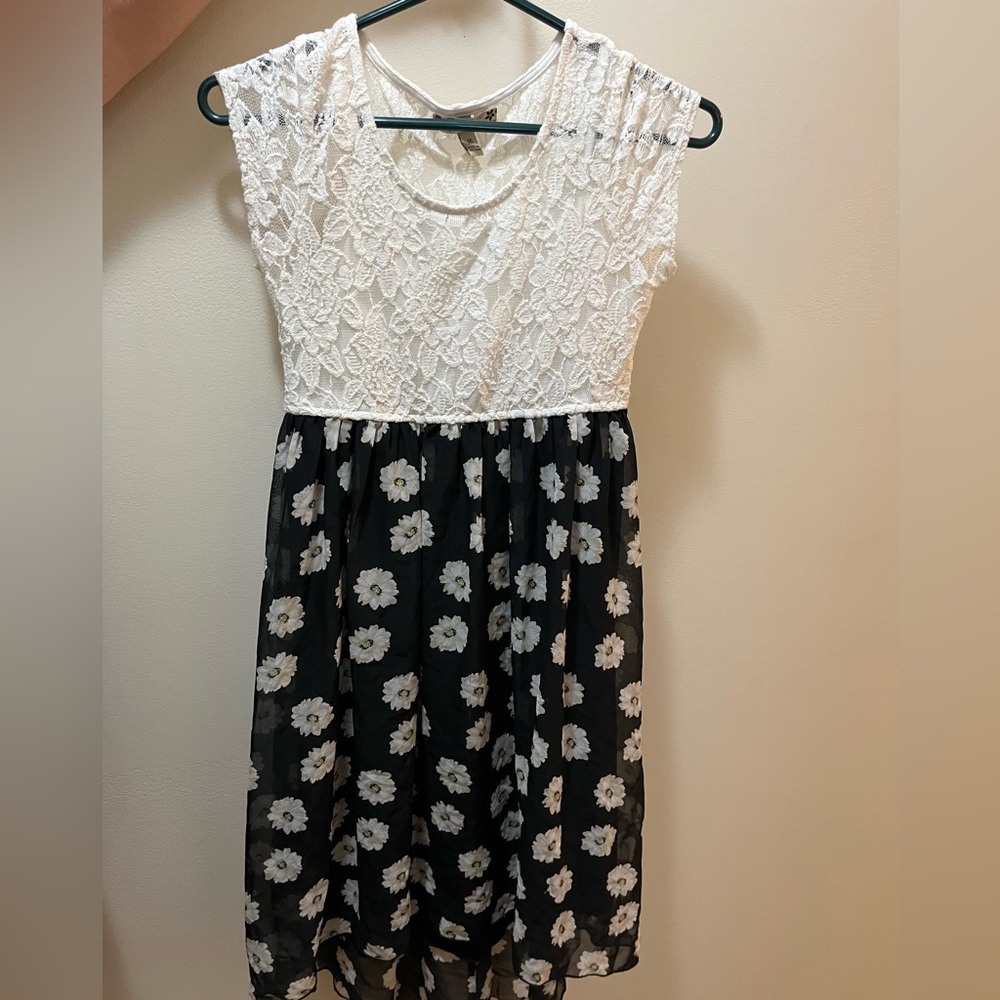 Cute flowered kids white and black dress!